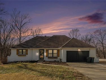 6706 NW Lawson Lane, Parkville, MO 64152