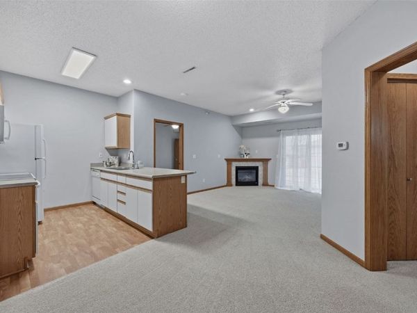 250 Cimarron Drive, Unit 108, Hiawatha, IA 52233