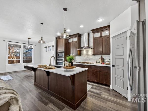 2120 N Woodcreek St, Boise, ID 83704