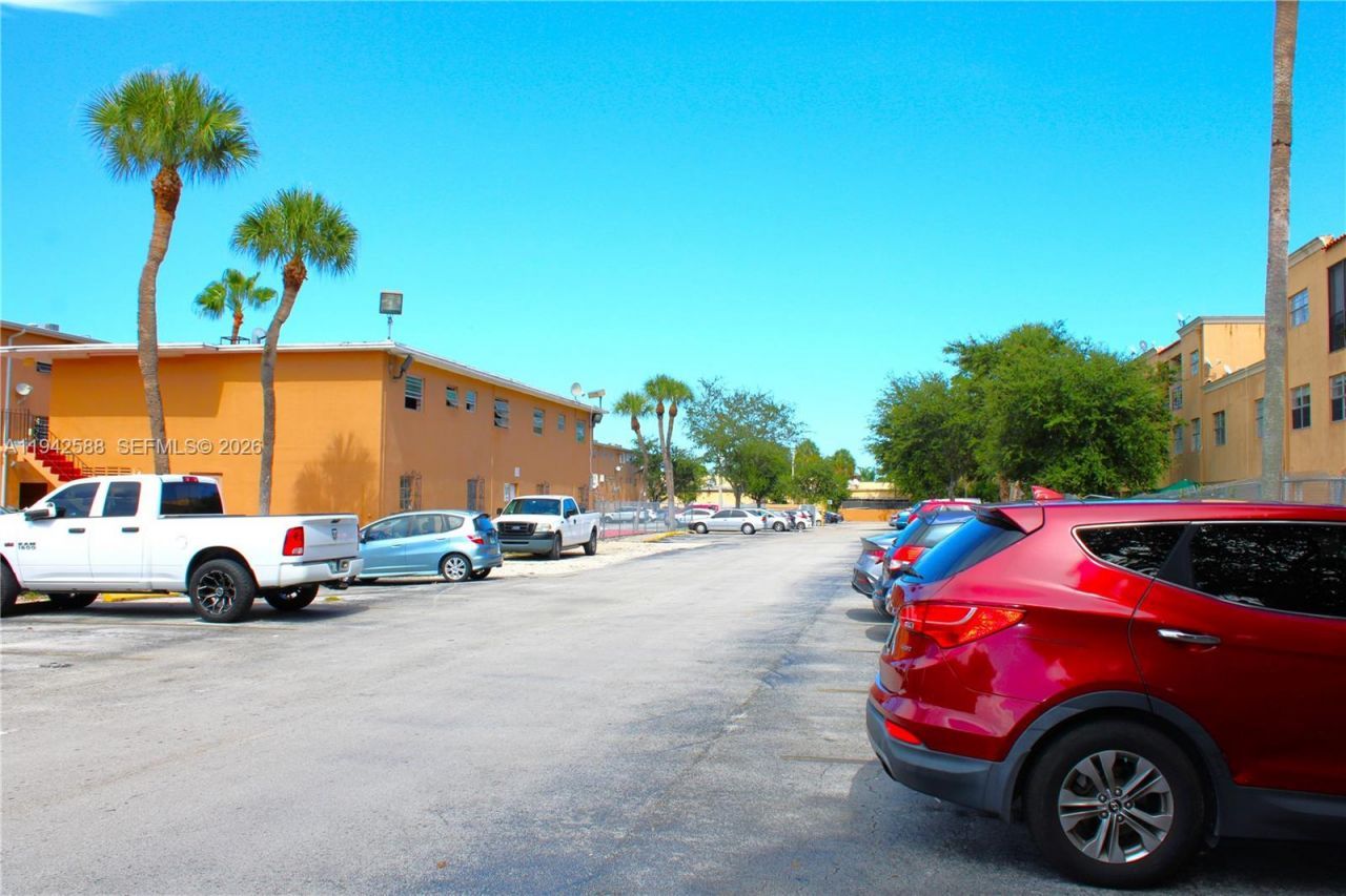 1280 W 54th St , Unit 308B, Hialeah, FL 33012 Photo
