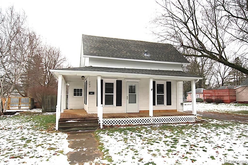703 Queen Street, Owosso, MI 48867 Main Photo