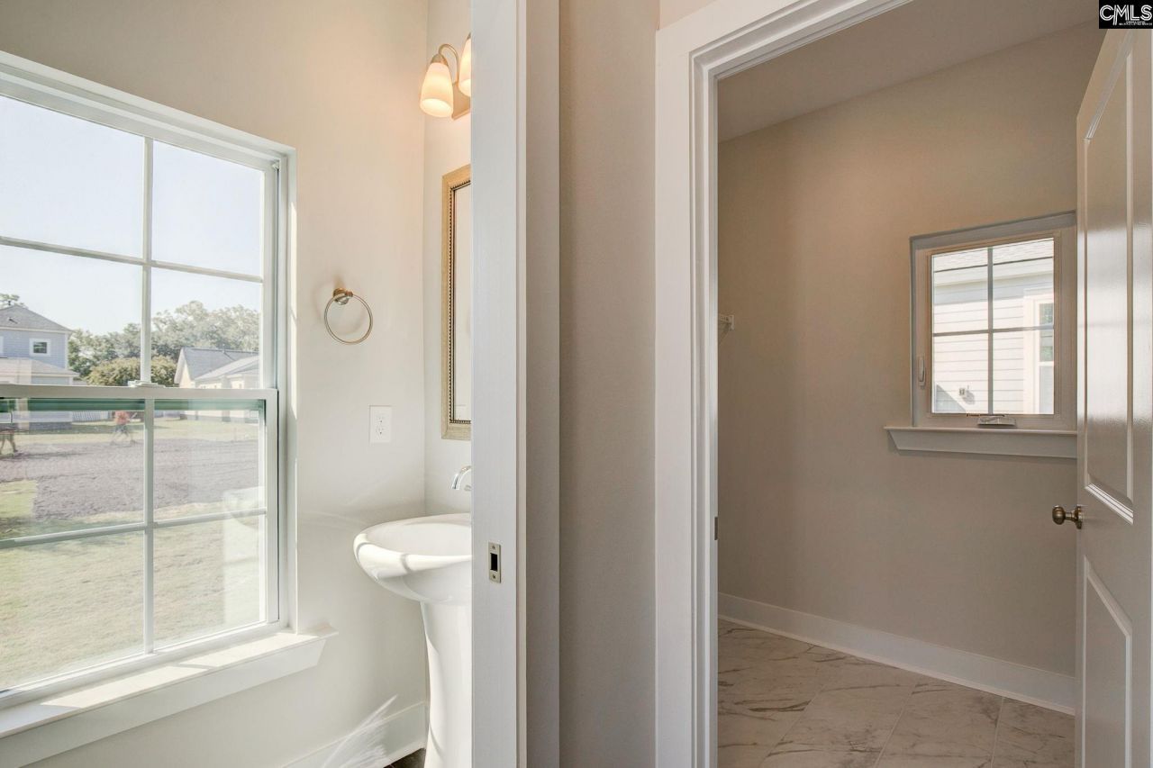 822 Lexington Avenue Photo 16