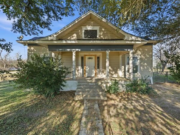 602 Cedar Street, Lott, TX 76656