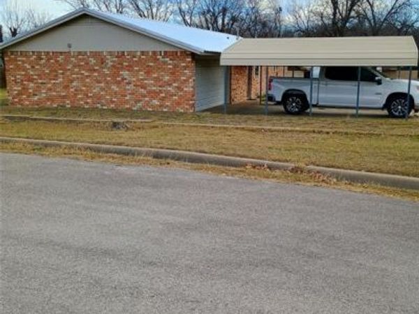 1303 E Boynton Street, Hamilton, TX 76531