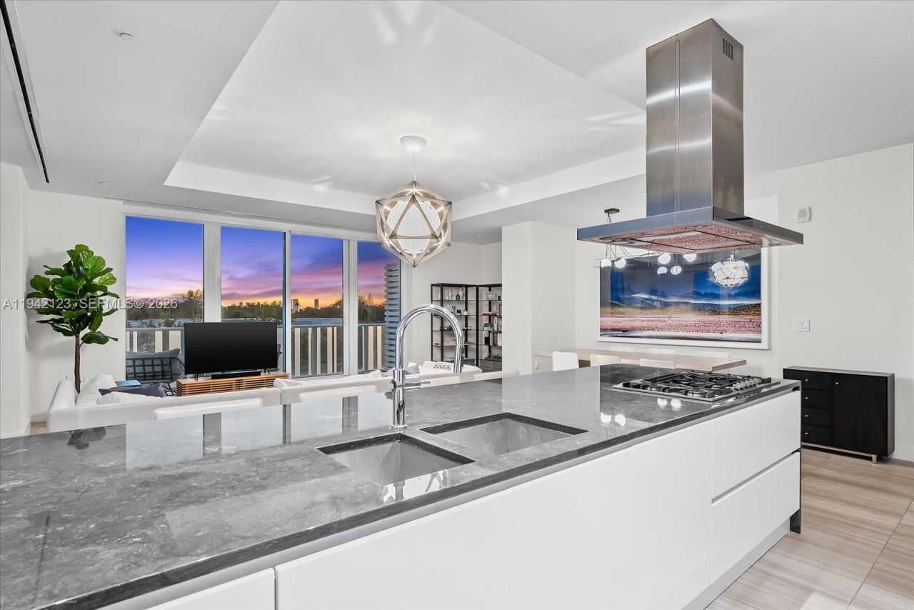 4701 N Meridian Ave, Unit 315, Miami Beach, FL 33140 Photo