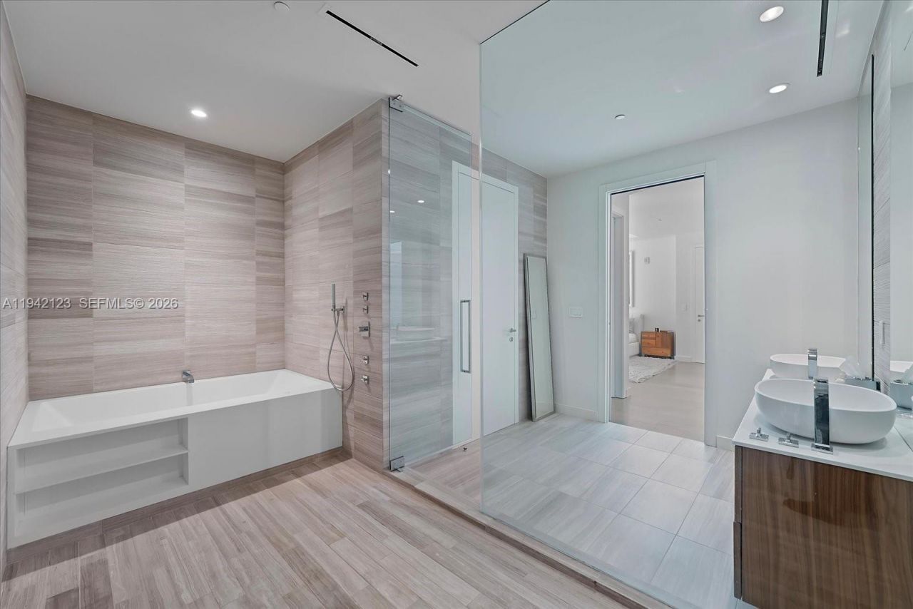 4701 N Meridian Ave, Unit 315, Miami Beach, FL 33140 Photo