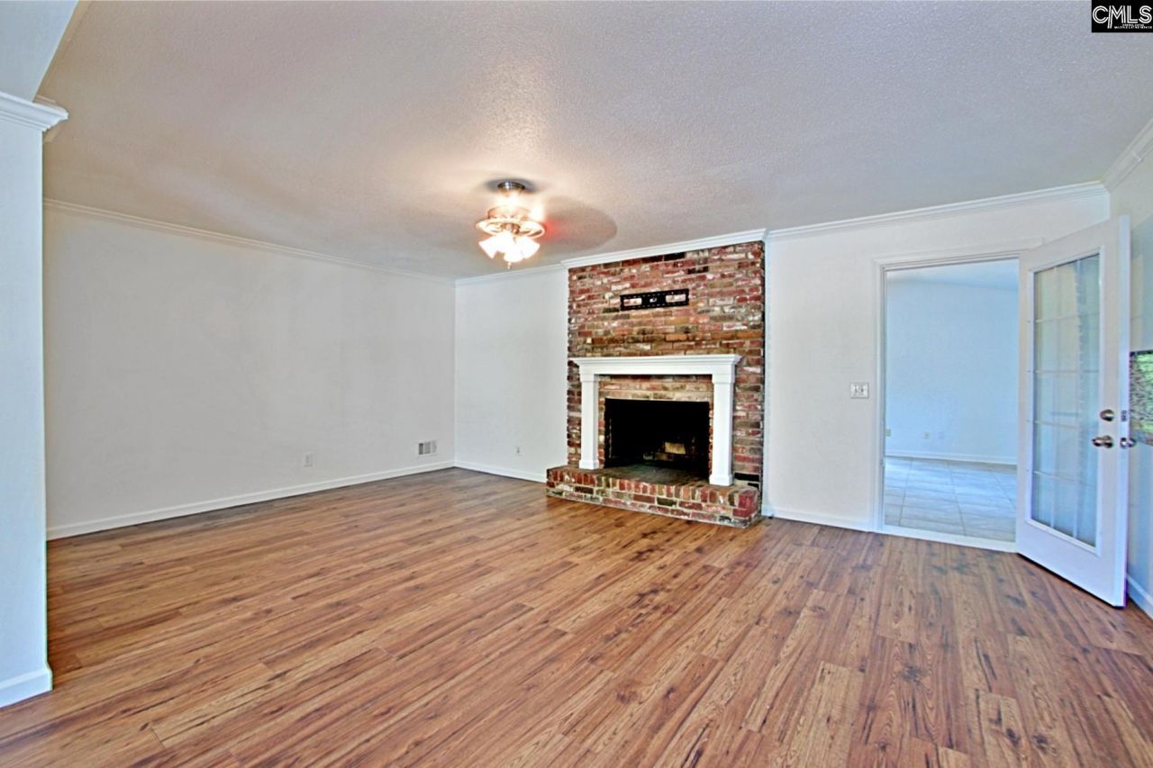 112 Royal Tower Dr  Photo 6