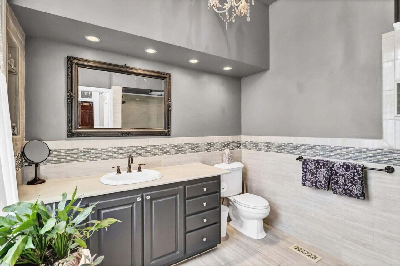 710 S Main Street Photo 22