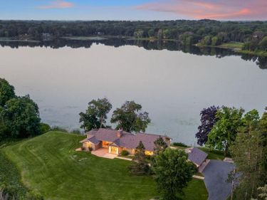 4 W Shore Road, North Oaks, MN 55127