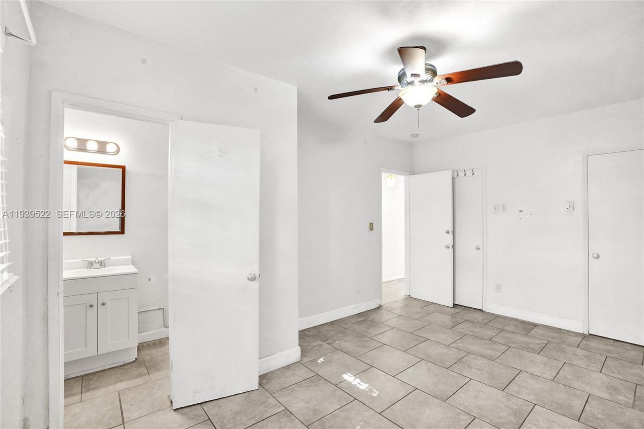 1050 NE 153rd Ter, North Miami Beach, FL 33162 Photo