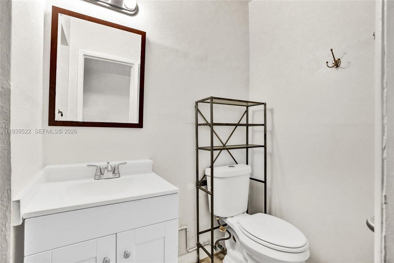 1050 NE 153rd Ter, North Miami Beach, FL 33162 Photo