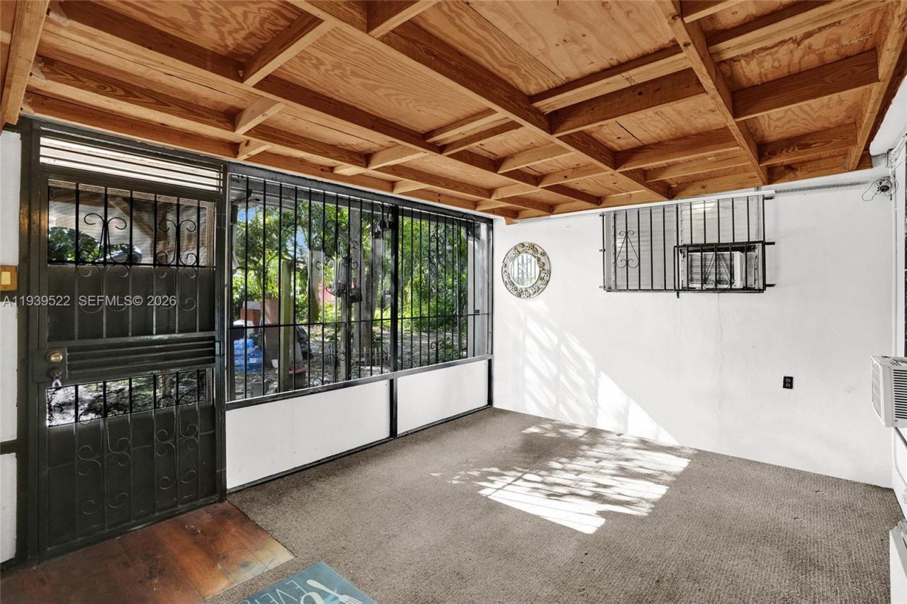 1050 NE 153rd Ter, North Miami Beach, FL 33162 Photo