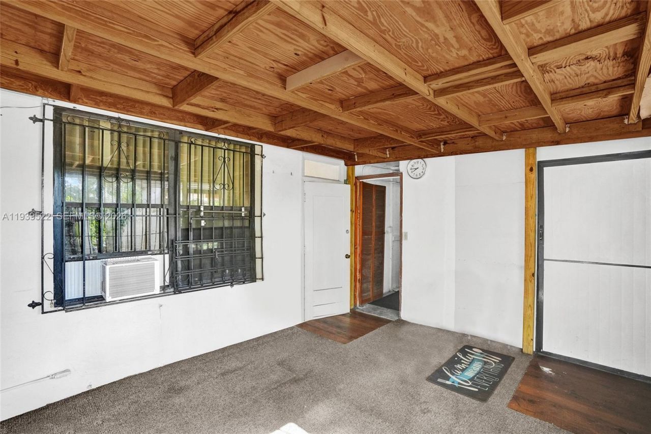 1050 NE 153rd Ter, North Miami Beach, FL 33162 Photo