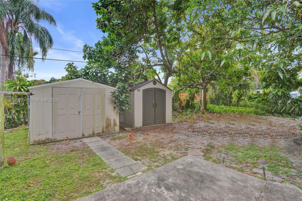 1050 NE 153rd Ter, North Miami Beach, FL 33162 Photo