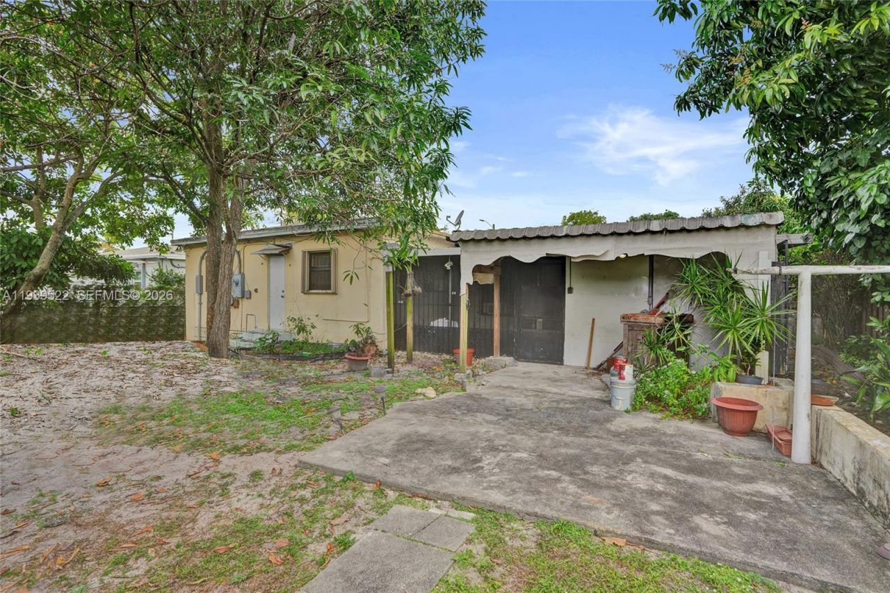 1050 NE 153rd Ter, North Miami Beach, FL 33162 Photo