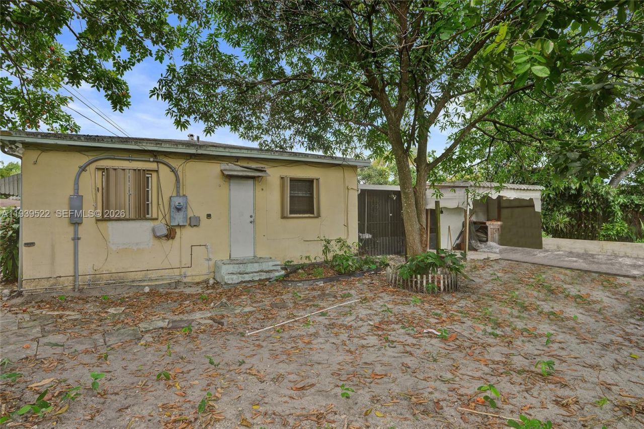 1050 NE 153rd Ter, North Miami Beach, FL 33162 Photo