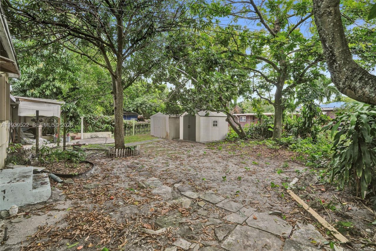 1050 NE 153rd Ter, North Miami Beach, FL 33162 Photo