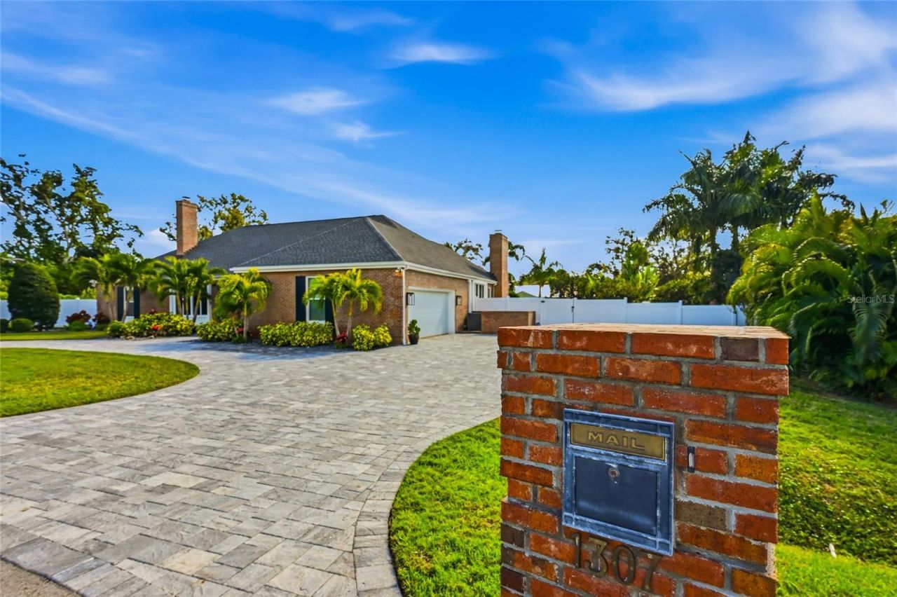 1307 Riverview Circle, Bradenton, FL 34209 Photo