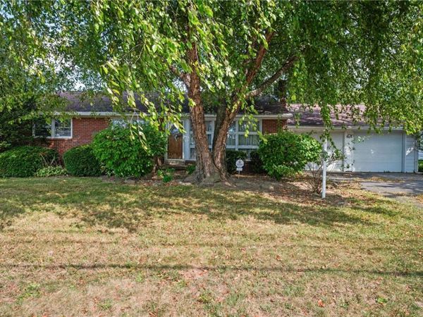 39 S Buhl Farm Dr, Hermitage, PA 16148