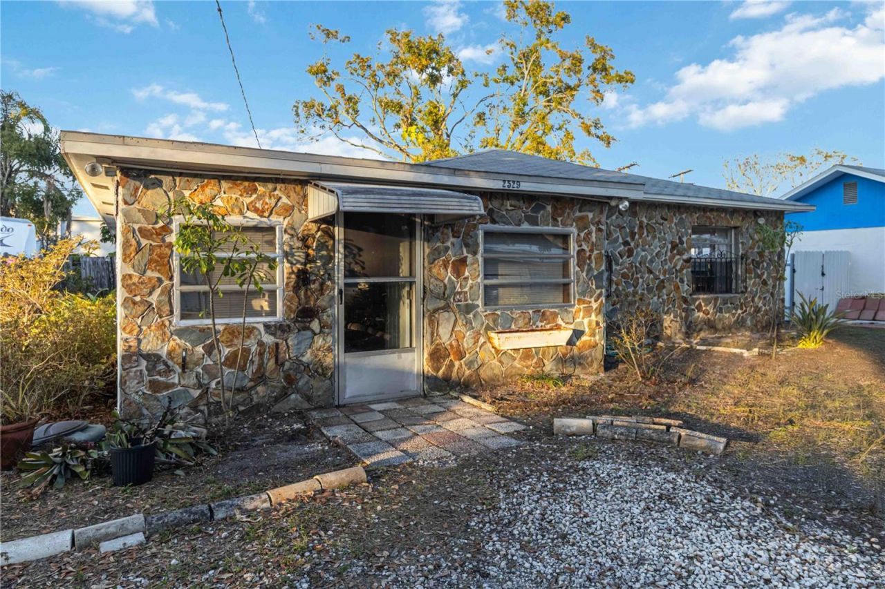 2529 W Crest Avenue, Tampa, FL 33614 Photo