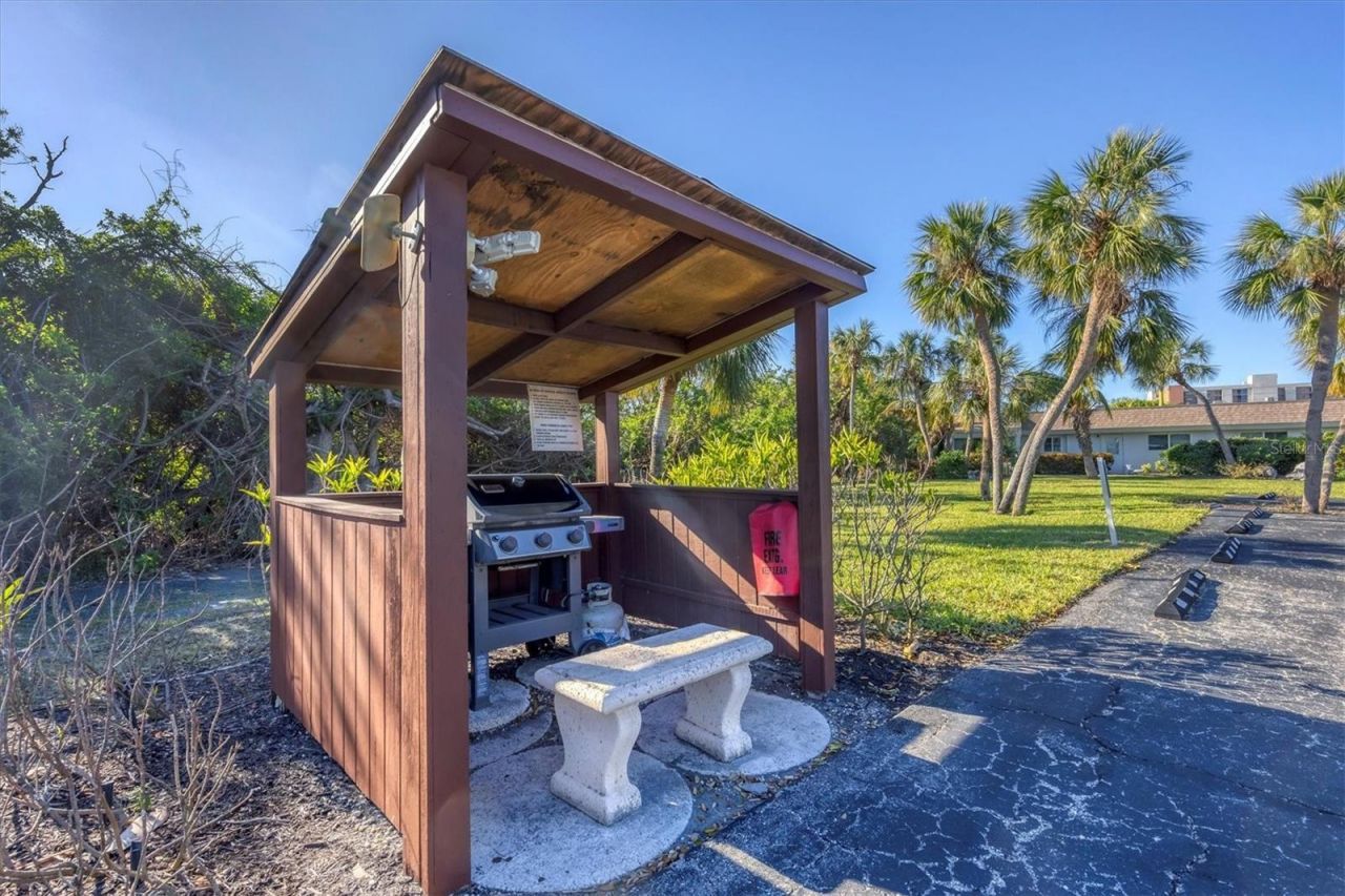 527 Sutton Place, Longboat Key, FL 34228 Photo