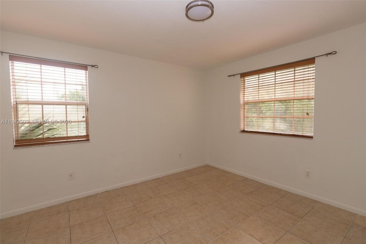 18328 NW 68th Ave, Unit P, Hialeah, FL 33015 Photo
