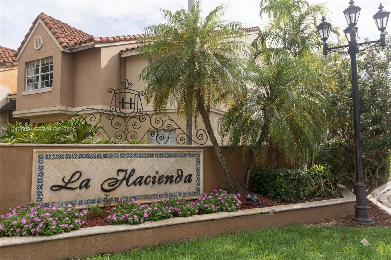 18328 NW 68th Ave, Unit P, Hialeah, FL 33015 Photo