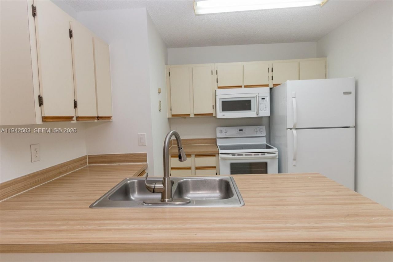 18328 NW 68th Ave, Unit P, Hialeah, FL 33015 Photo