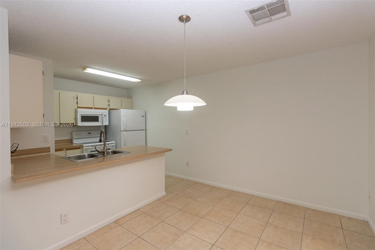 18328 NW 68th Ave, Unit P, Hialeah, FL 33015 Photo