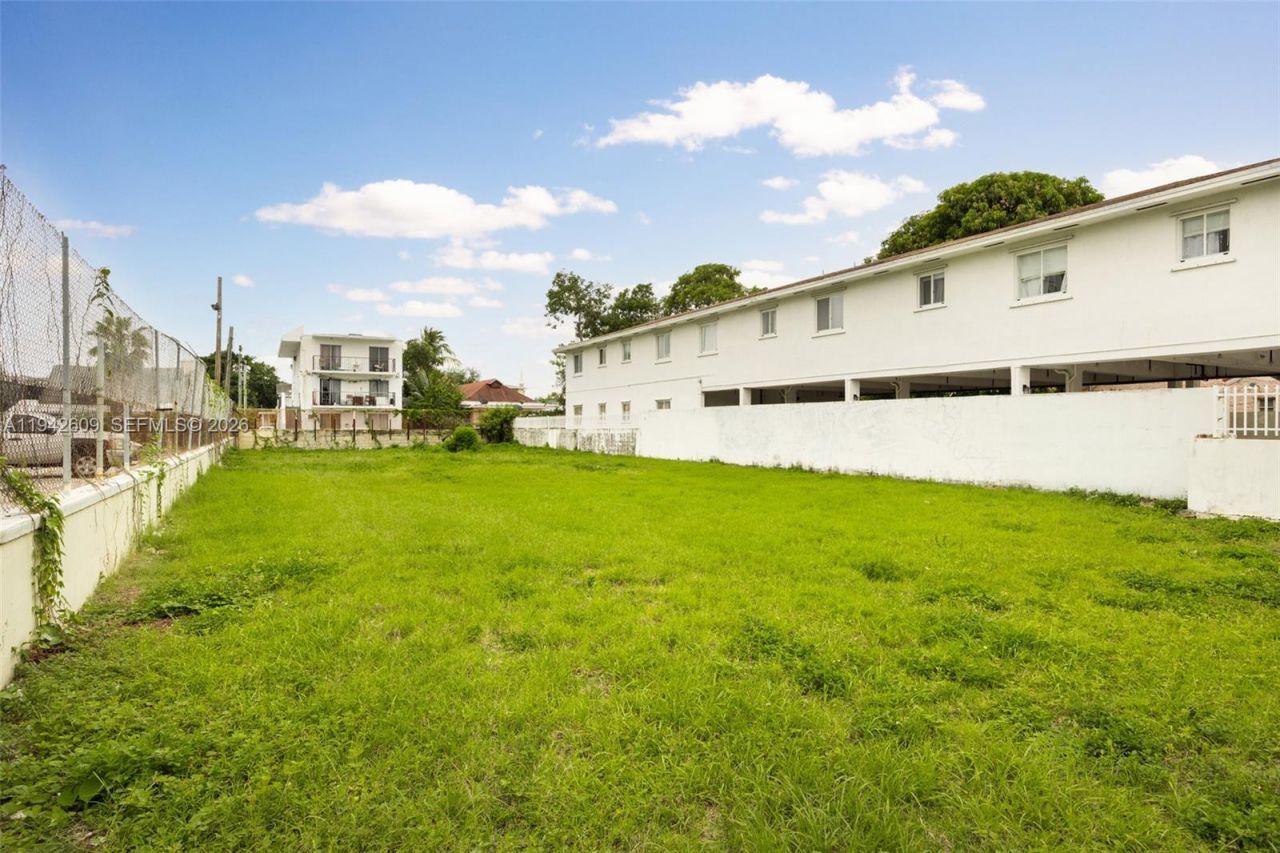 818 NW 3rd St, Miami, FL 33128 Photo