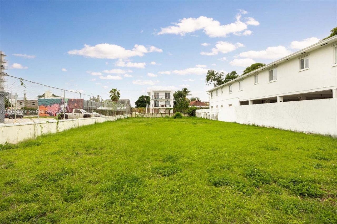 818 NW 3rd St, Miami, FL 33128 Photo