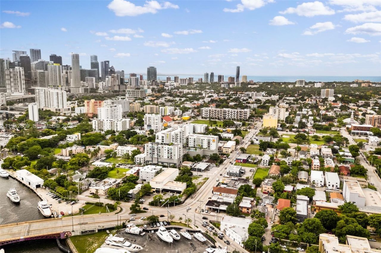 818 NW 3rd St, Miami, FL 33128 Photo