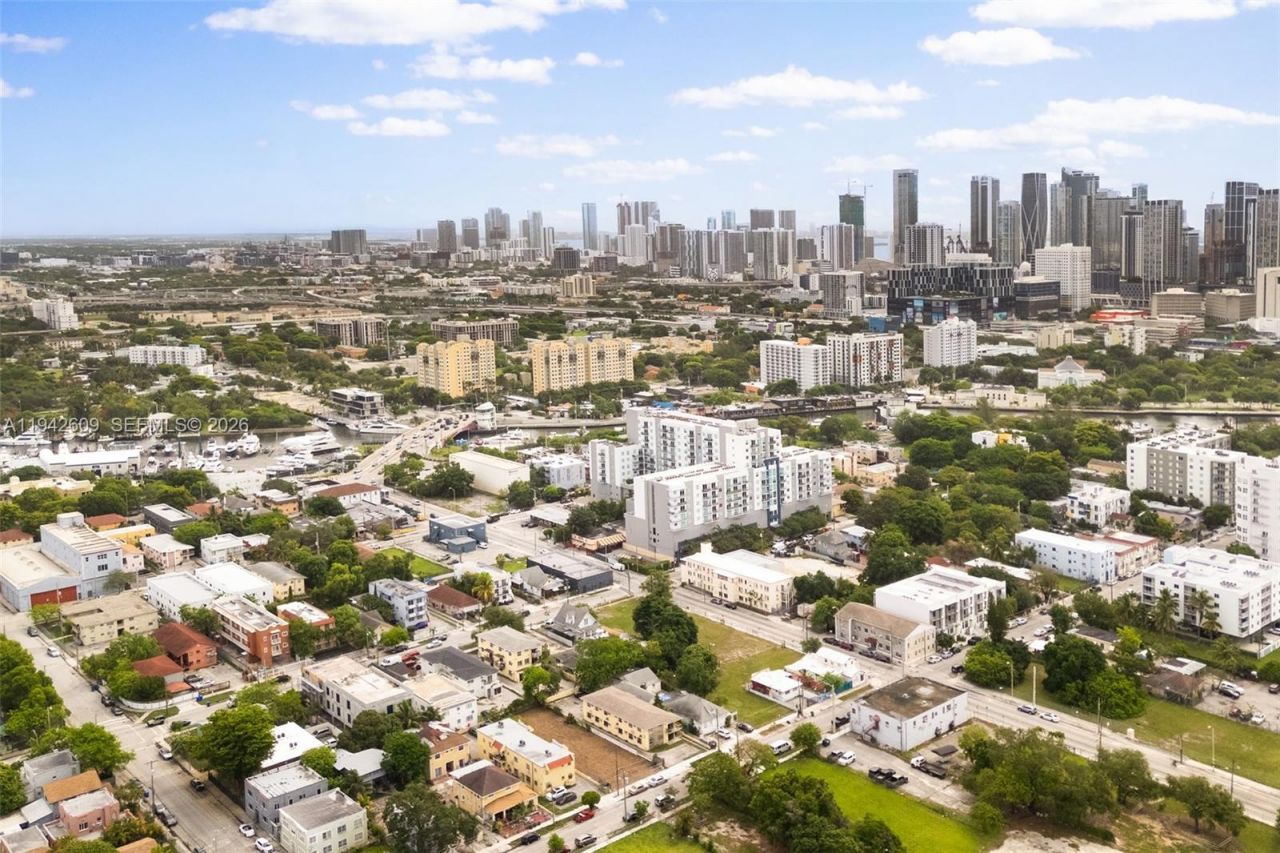 818 NW 3rd St, Miami, FL 33128 Photo