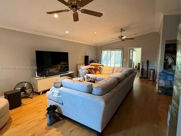 6190 Pine Tree Ln , Tamarac, FL 33319