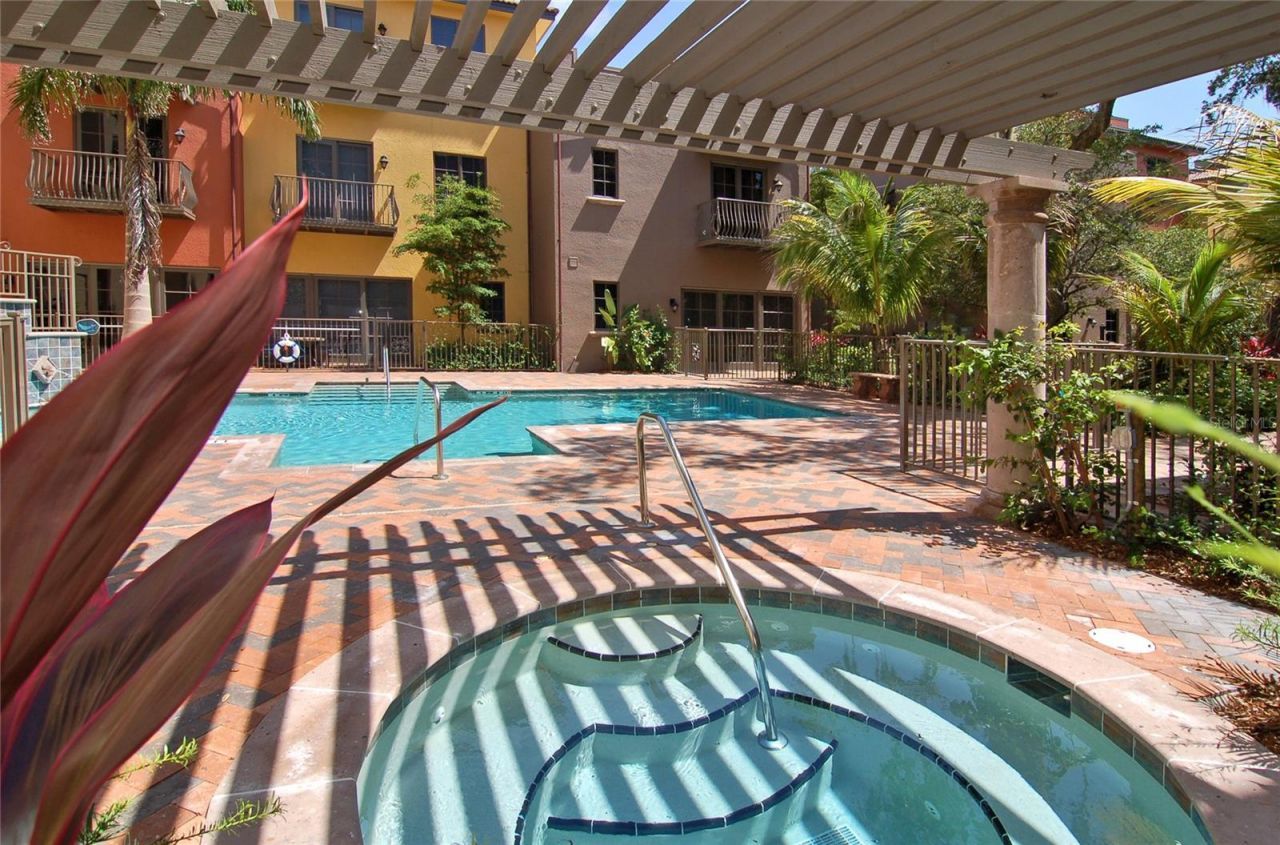 1513 Oak Street, Unit 18, Sarasota, FL 34236 Photo