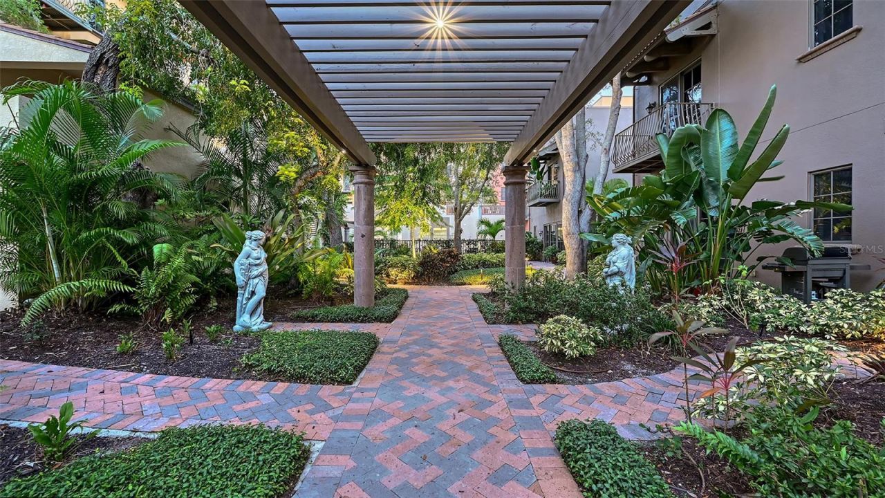 1513 Oak Street, Unit 18, Sarasota, FL 34236 Photo