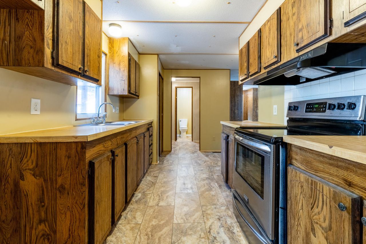 1748 Highway 402 Photo 10