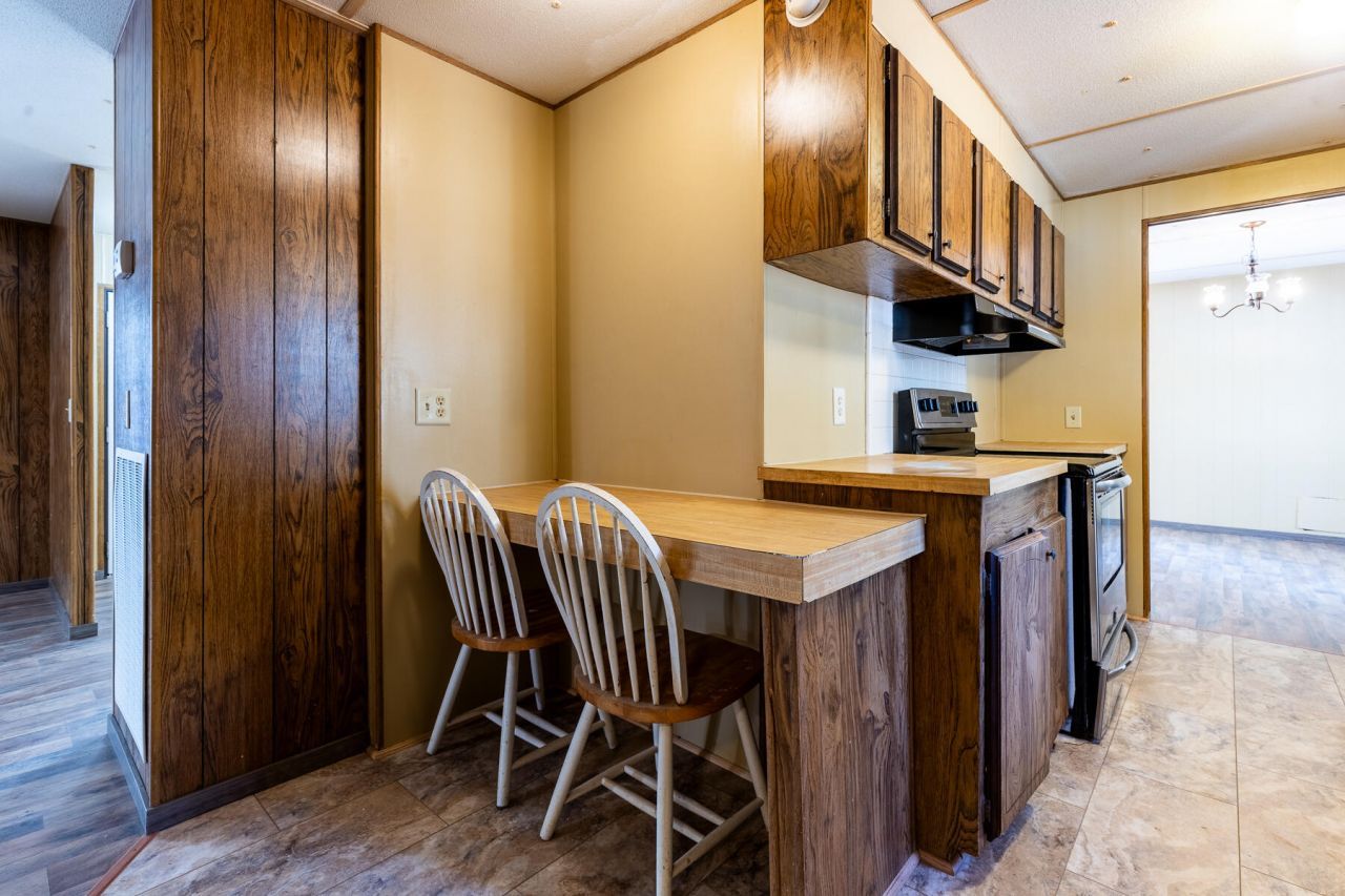 1748 Highway 402 Photo 11