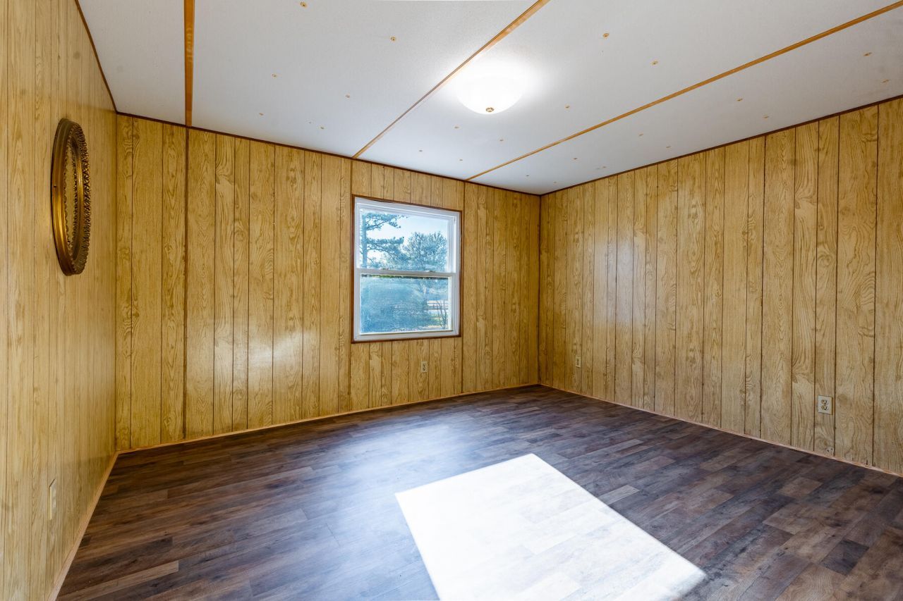 1748 Highway 402 Photo 16