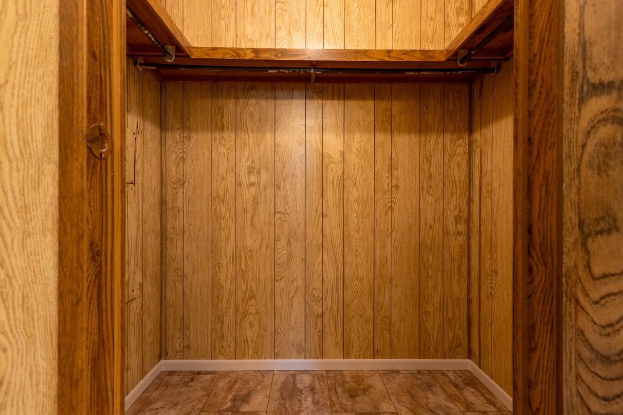 1748 Highway 402 Photo 17