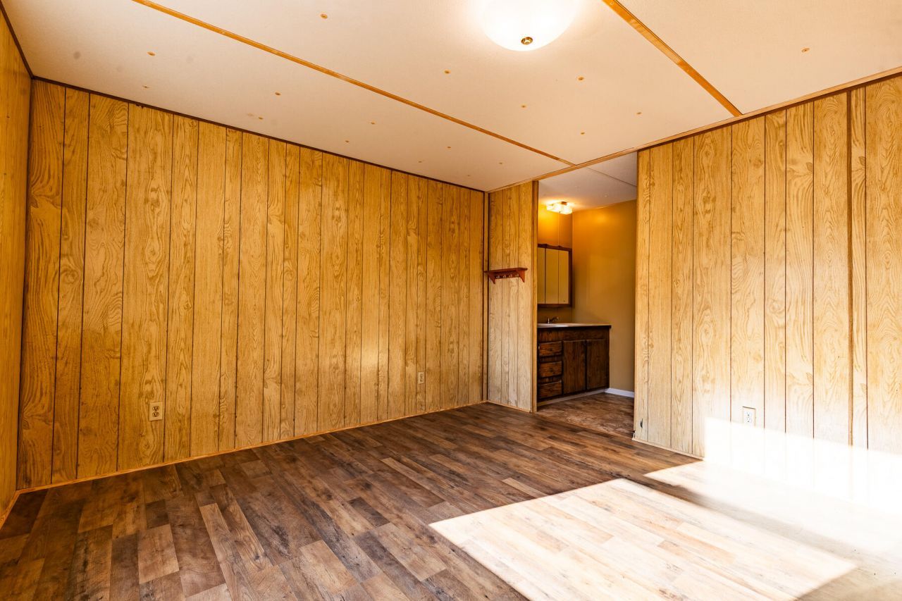 1748 Highway 402 Photo 18