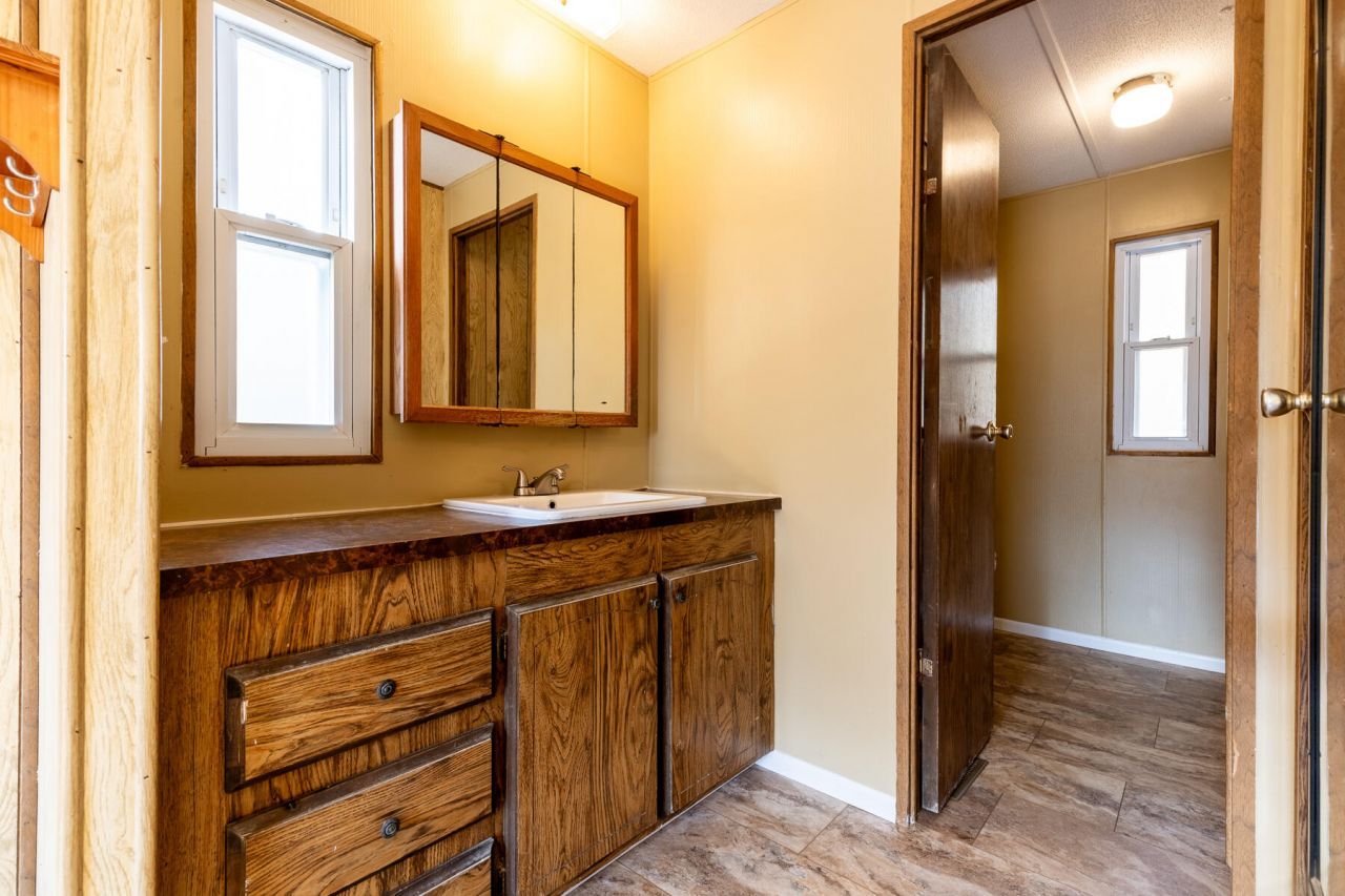 1748 Highway 402 Photo 20