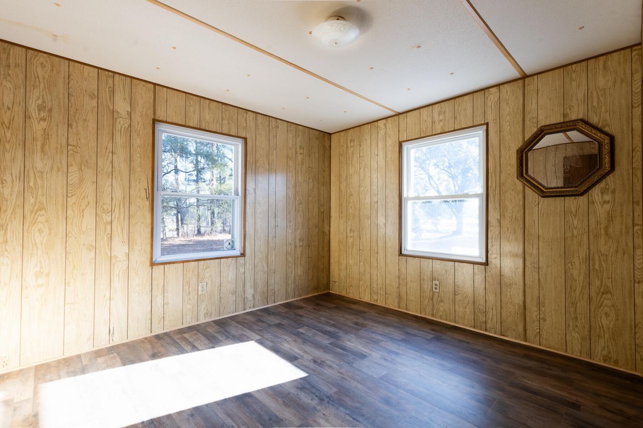 1748 Highway 402 Photo 21