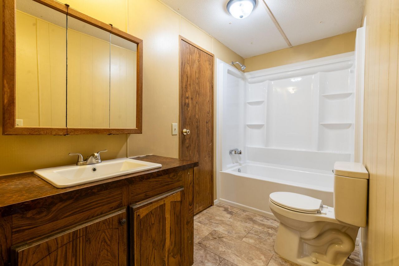 1748 Highway 402 Photo 23