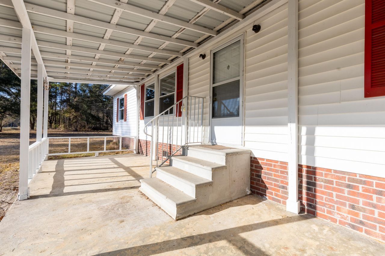 1748 Highway 402 Photo 30