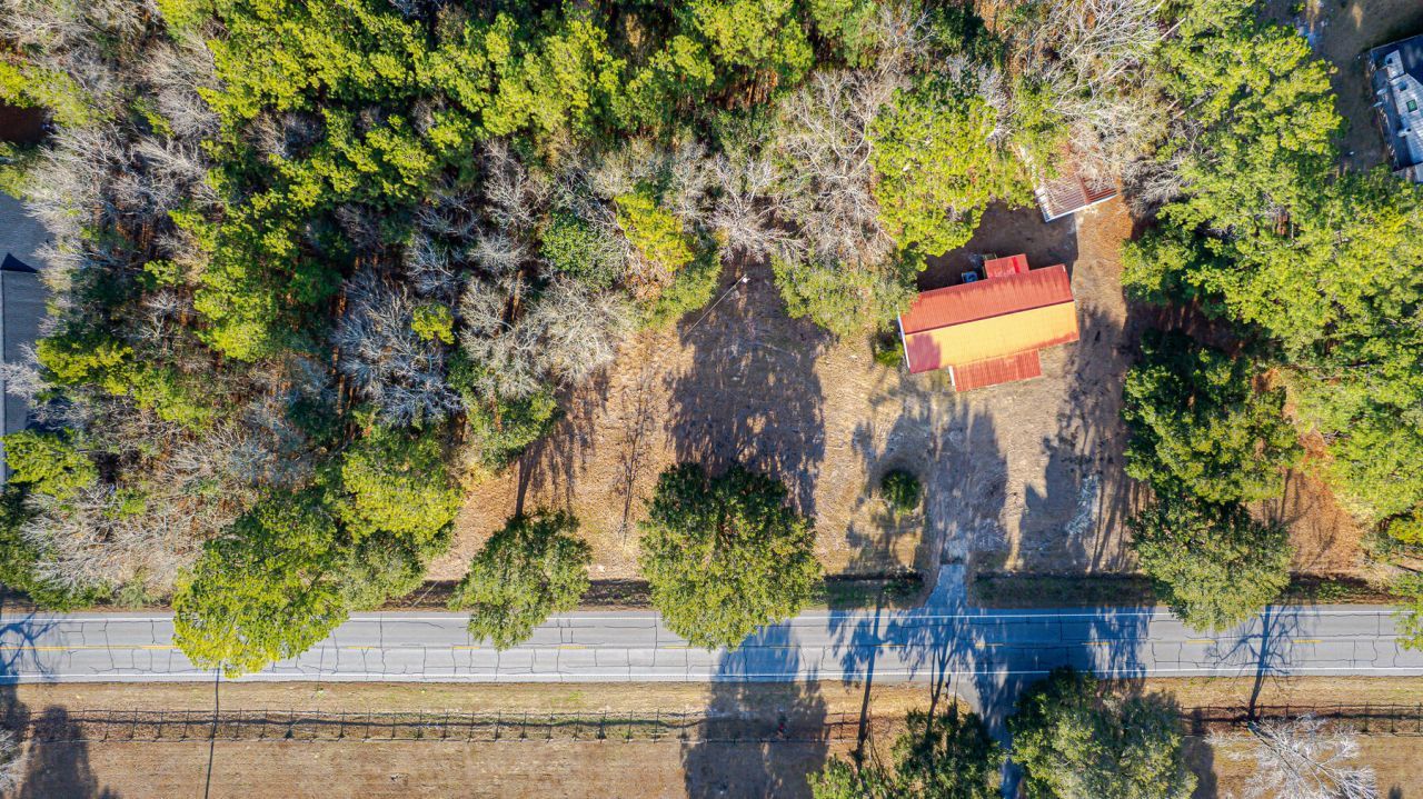 1748 Highway 402 Photo 33