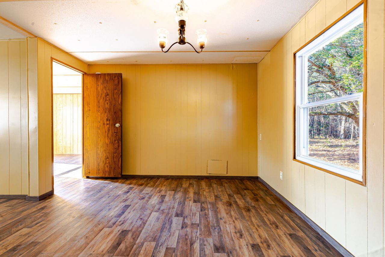 1748 Highway 402 Photo 8