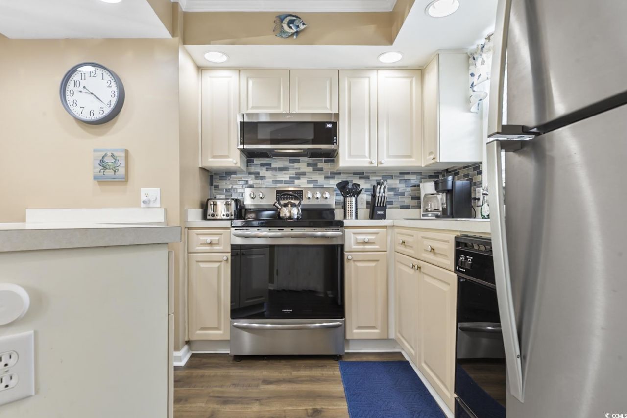 300 Shorehaven Dr. Photo 11