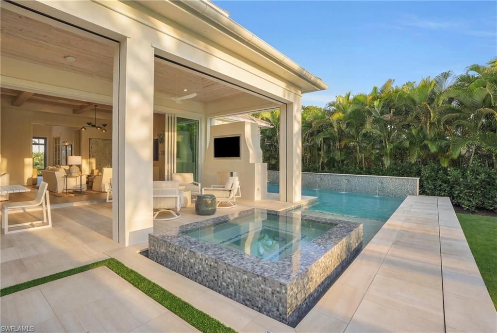 555 Whispering Pine Ln, Naples, FL 34103 Photo