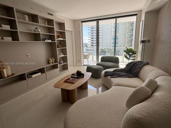 1300 Brickell Bay Dr, Miami, FL 33131